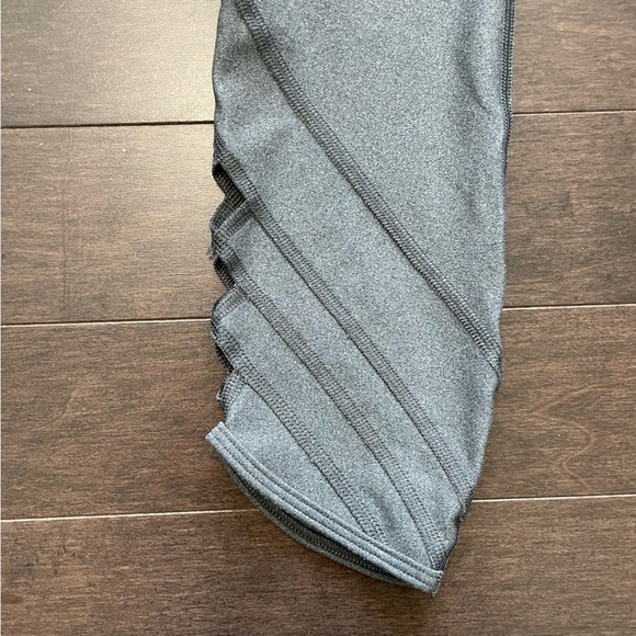 Under Armour Charcoal Grey Compression Heatgear Leggings Women’s Small - Picture 4 of 8